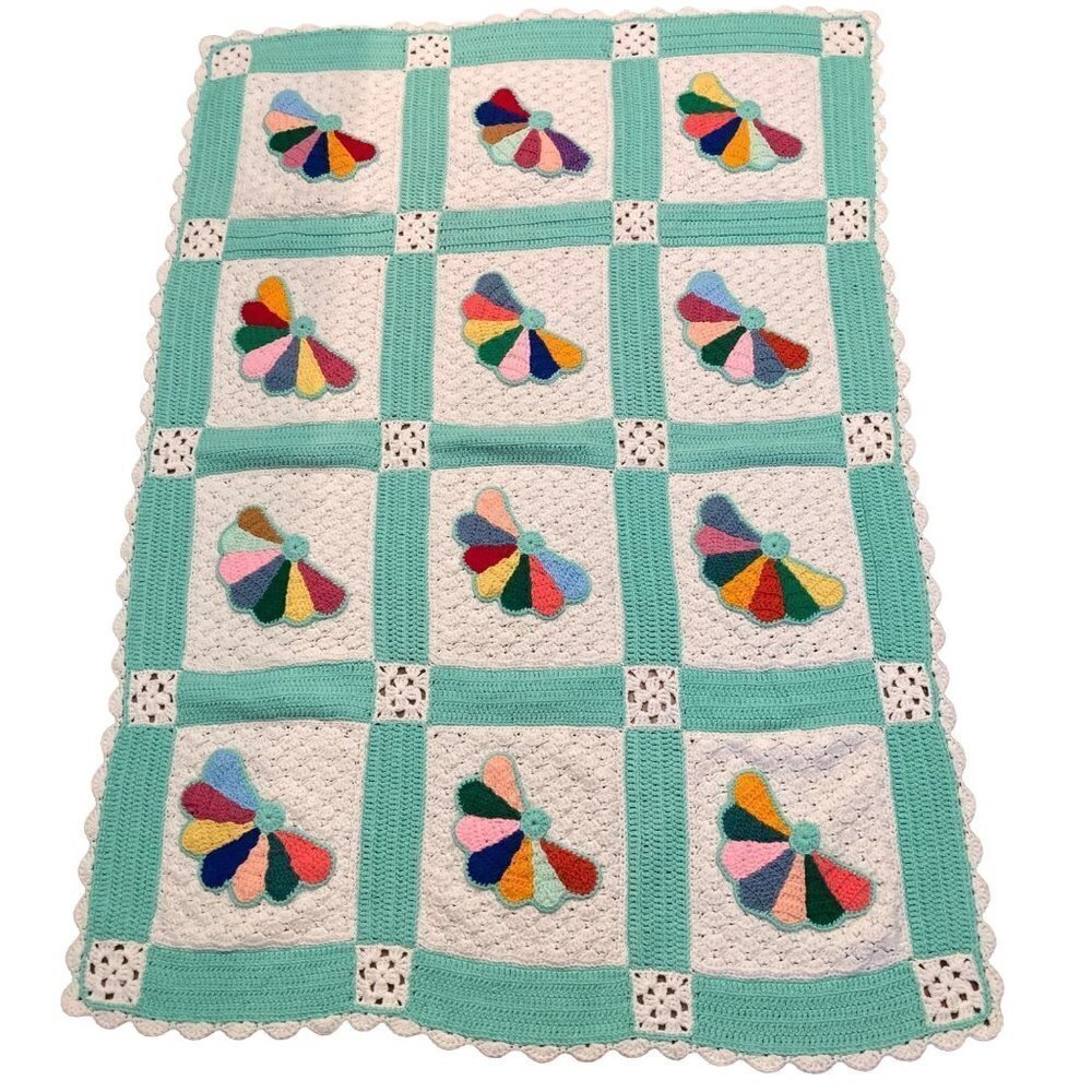 Crocheted Granny Square Blanket Lt Green White w Dresden Fan Flower Pattern 48 x
